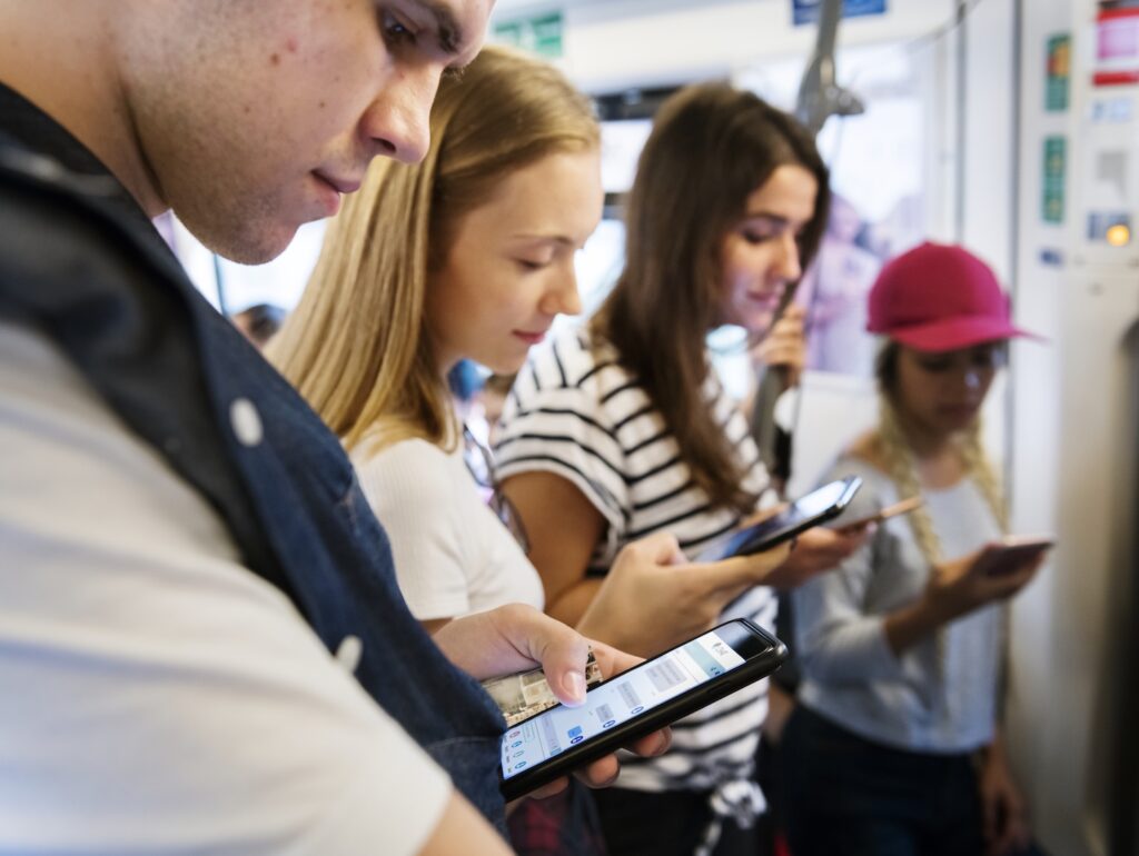 Ludzie w autobusie z telefonem - obrazek