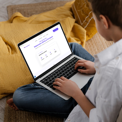 Klient porównuje oferty na stronie Teleporównywarka.pl na laptopie